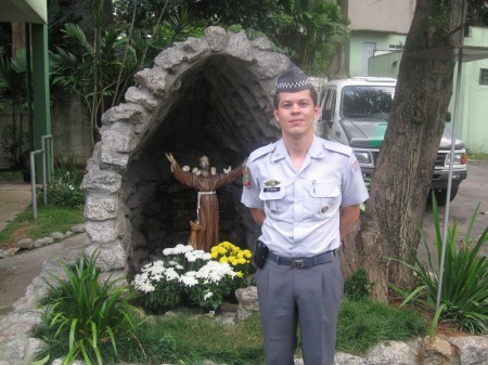 Capitão Robis, da Polícia Militar Ambiental, diante da imagem de São Francisco de Assis, no quartel na Vila Mariana
